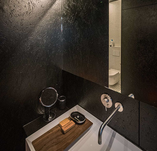 Badkamermeubel met opbouwlavabo in zwart gelakte OSB